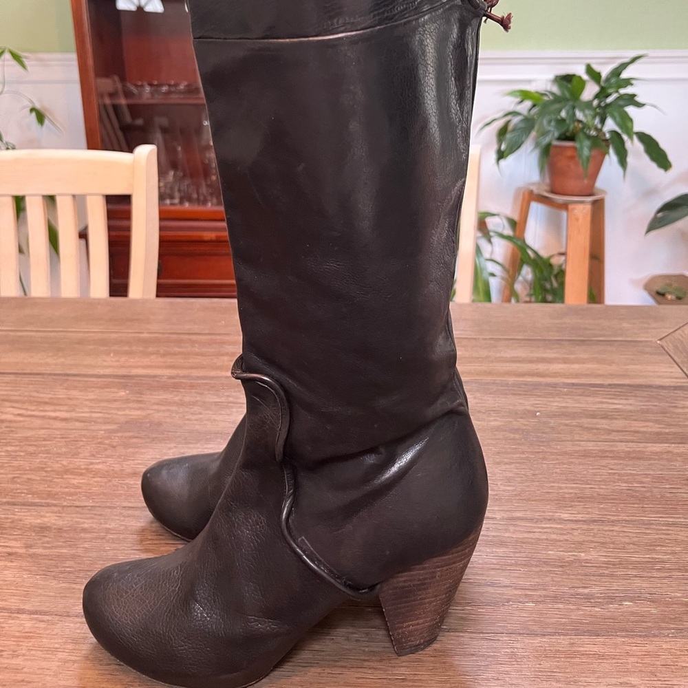 Vialis Leather boots handmade in Spain Size 40. Quality and uniquely designed.